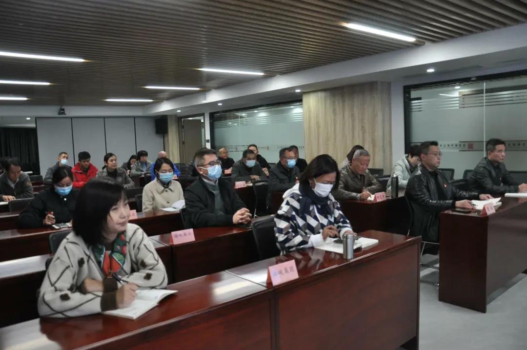 嚴桂(gui)忠向黨員幹(gàn)部宣講省第(di)十一次黨代(dai)會精神