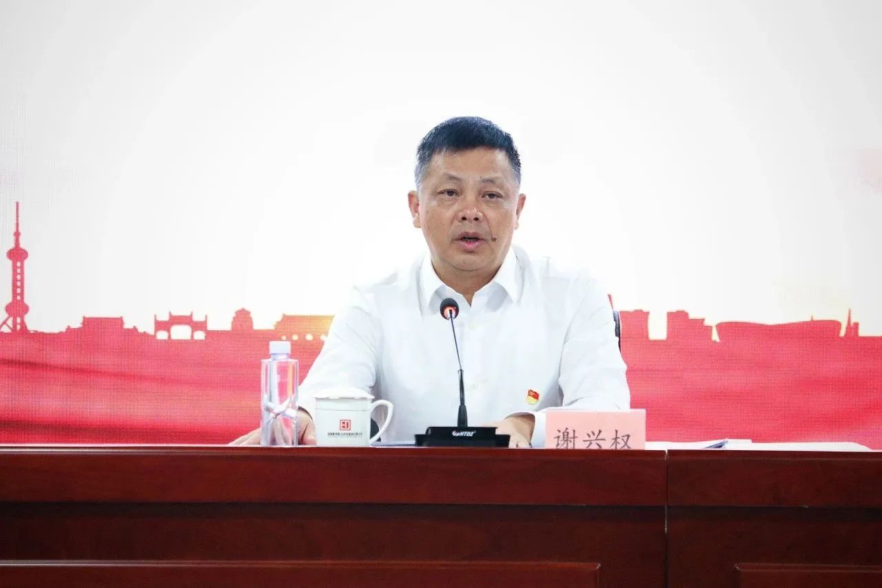 謝興權向(xiàng)印務集團黨(dang)員幹部宣講(jiǎng)黨的二十大(da)精神