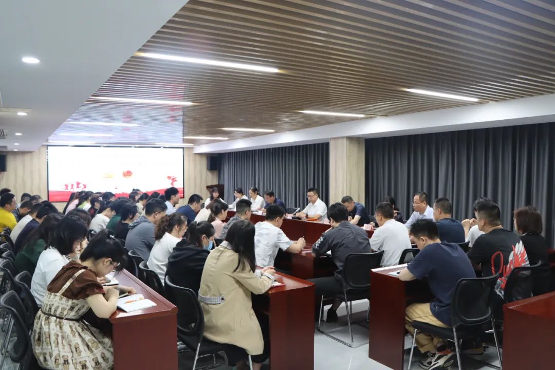 印務集團召開五(wǔ)四青年節座談會(huì)并開展“青年先鋒(feng)隊”授旗儀式